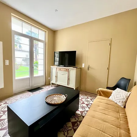 Grande Maison De - 10min Du Centre-ville - Jardin Terrasse Barbecue Terrain De Petanque - Moderne & Confort