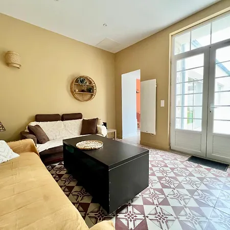 Grande Maison De - 10min Du Centre-ville - Jardin Terrasse Barbecue Terrain De Petanque - Moderne & Confort בית הארחה 3*