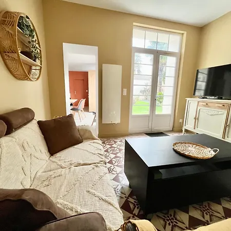 Grande Maison De - 10min Du Centre-ville - Jardin Terrasse Barbecue Terrain De Petanque - Moderne & Confort בית הארחה 3*